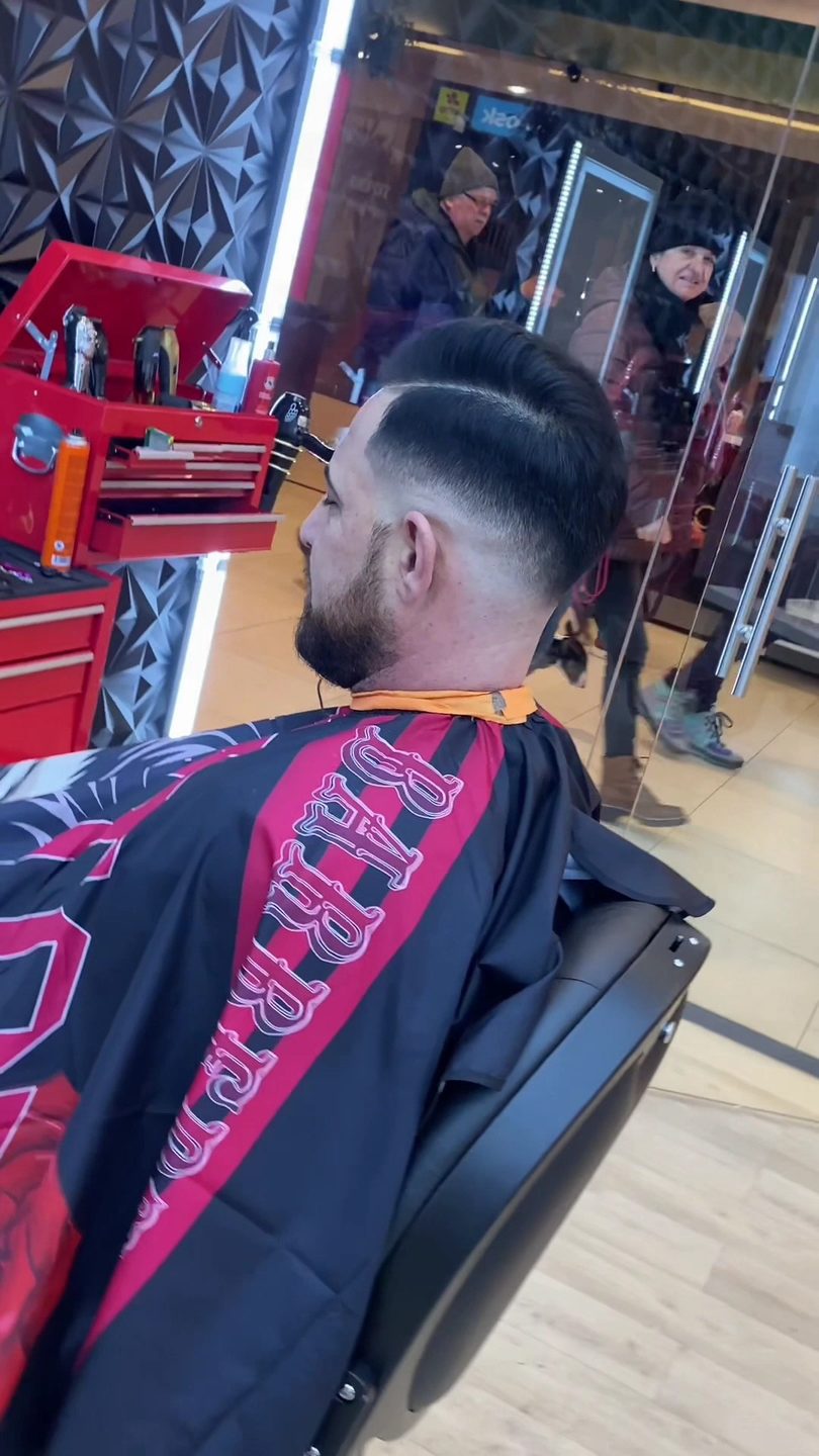 Fade mit Scheitel-Linie